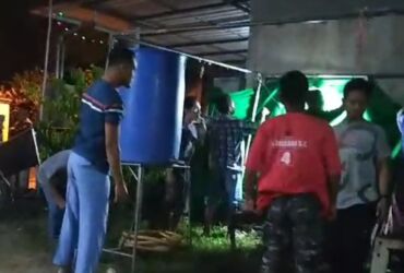 Warga saat mempersiapkan keperluan memandikan jenazah Edi Subagio.(Blok-a.com/Syahrul Wijaya)