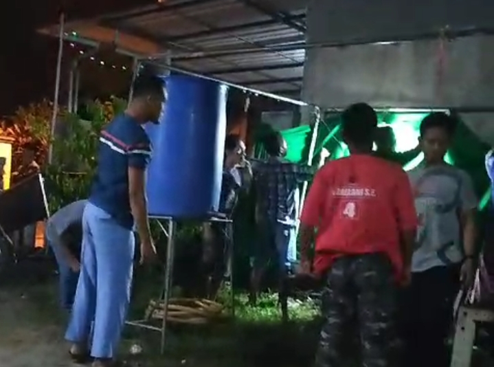 Warga saat mempersiapkan keperluan memandikan jenazah Edi Subagio.(Blok-a.com/Syahrul Wijaya)