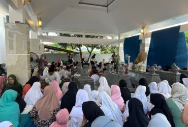 Ratusan anak yatim mendoakan istri Aba Idi, Alm. Hj. Mimin Hariati.
