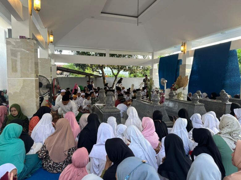 Ratusan anak yatim mendoakan istri Aba Idi, Alm. Hj. Mimin Hariati.