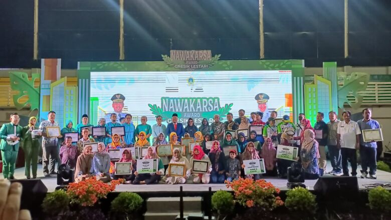 Bupati Gresik Fandi Ahmad Yani, wakil Bupati Gresik aminatun Habibah, Kepala Dinas Lingkungan Hidup Sri Subaidah, berfoto bersama para peraih Nawa Karsa Award Gresik Lestari.