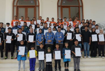 Penyerahan kado spesial kepada pemuda berprestasi di Gedung Putih Pemkab Bojonegoro, Rabu (17/07/2024).