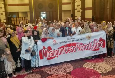 Khulaim Junaidi bersama pengurus muslimat Sidoarjo, dalam kegiatan temu interaktif ngobrol bareng cak Khulaim.