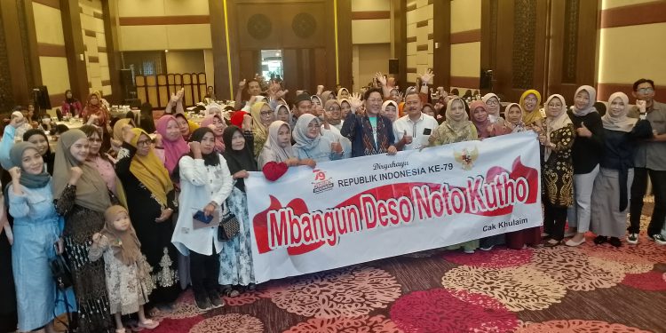 Khulaim Junaidi bersama pengurus muslimat Sidoarjo, dalam kegiatan temu interaktif ngobrol bareng cak Khulaim.