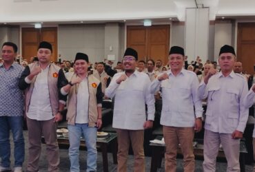Gus Barra bersama ketua DPD dan DPC partai Gerindra Kabupaten dan Kota Mojokerto saat Rapimcab Partai dan penerimaan Surat tugas dari Partai.(Blok-a.com/Syahrul Wijaya)