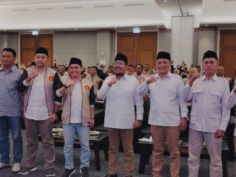 Gus Barra bersama ketua DPD dan DPC partai Gerindra Kabupaten dan Kota Mojokerto saat Rapimcab Partai dan penerimaan Surat tugas dari Partai.(Blok-a.com/Syahrul Wijaya)