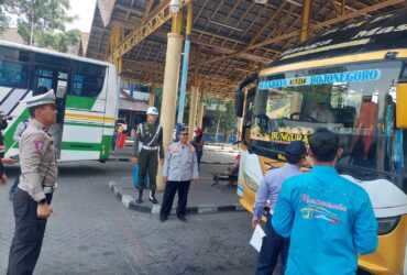 Satlantas Polres Gresik gelar Operasi Patuh Semeru 2024 Imbauan Keselamatan di Terminal Bunder.
