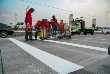 Pemasangan garis kejut di jalan arteri perak Jombang.(dokumen Polres Jombang)
