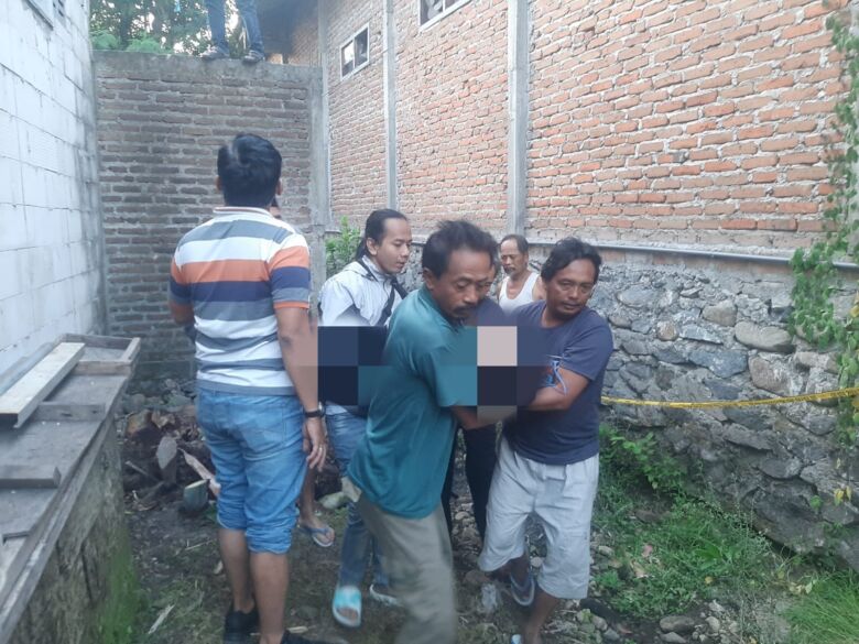 Korban ketika usai diturunkan dari tali gantungan oleh petugas dan warga.(dokumen Polsek Kutorejo)