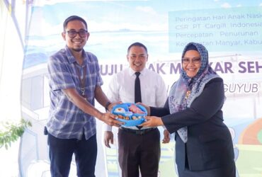 Secara simbolis Wabup Bu Min bersama PT Cargill memberikan makanan tambahan bagi anak-anak balita.