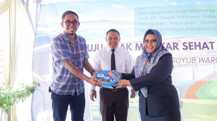 Secara simbolis Wabup Bu Min bersama PT Cargill memberikan makanan tambahan bagi anak-anak balita.