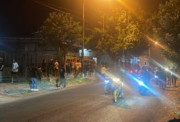 Teks Foto : Aksi perkelahian sesama pekerja di Jalan Raya Bungah tepatnya di Desa Sukowati, Kecamatan Bungah.