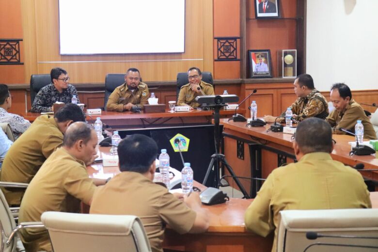 Teks Foto : Bupati Gresik Fandi Akhmad Yani terbitkan Surat Edaran larangan perjudian di lingkungan Pemkab Gresik