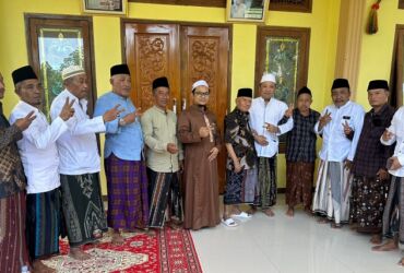 Aba Idi sowan ke Pengasuh Ponpes An - Naqsabadiyah KH. Ismail Fathol Bari, Ombul, Desa Bringin, Kecamatan Tambelangan