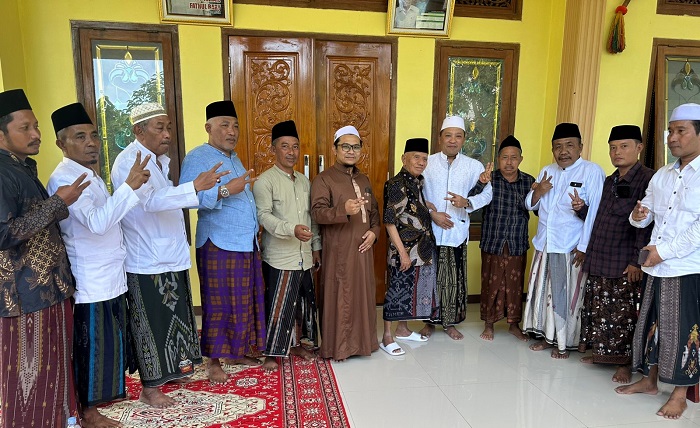 Aba Idi sowan ke Pengasuh Ponpes An - Naqsabadiyah KH. Ismail Fathol Bari, Ombul, Desa Bringin, Kecamatan Tambelangan