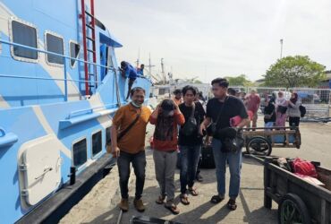 Pelaku SR alias Taen langsung dilayarkan dari pulau bawean ke Polres Gresik untuk proses lebih lanjut.
