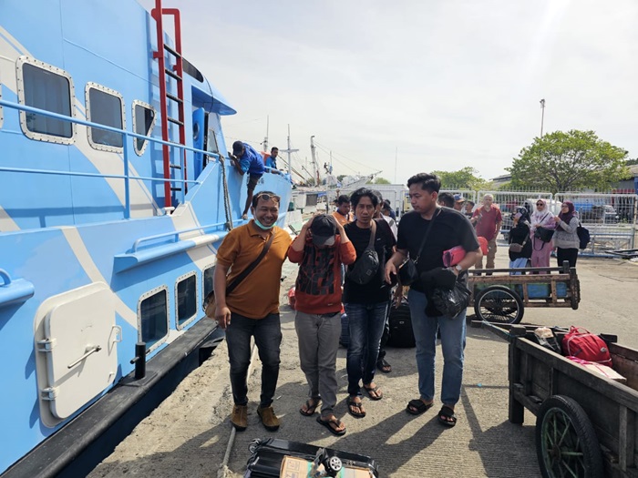 Pelaku SR alias Taen langsung dilayarkan dari pulau bawean ke Polres Gresik untuk proses lebih lanjut.