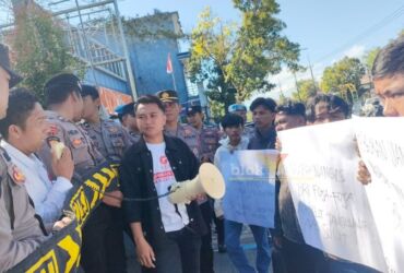 Aksi demo massa APMS di kantor Cabang BRI Sumenep, Senin (22/7/2024).