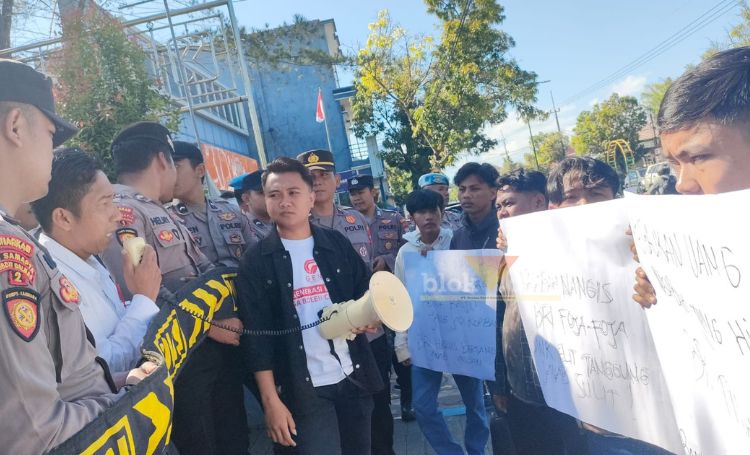 Aksi demo massa APMS di kantor Cabang BRI Sumenep, Senin (22/7/2024).