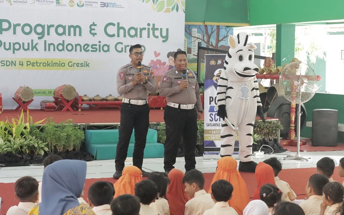 Anggota Satlantas Polres Gresik bersama badut zebra gelar Edukasi Keselamatan Lalin di SDN Petrokimia Gresik.