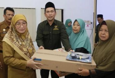 Penyerahan bantuan, di Aula Potre Koneng Kantor Bappeda Sumenep, Selasa (09/07/2024).