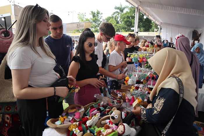 Delegasi B-TIFF antusias belanja produk UMKM Bojonegoro.