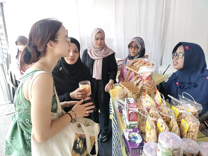 Delegasi B-TIFF antusias belanja produk UMKM Bojonegoro.