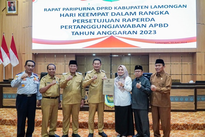 paripurna hari keempat di gedung DPRD Kabupaten Lamongan, Senin (10/6/2024).