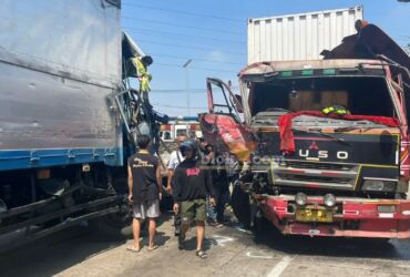 Truk yang terlibat kecelakaan di jalan raya bypass Mojokerto.(Blok-a.com/Syahrul Wijaya)