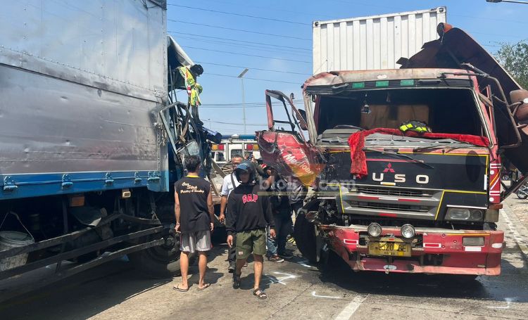 Truk yang terlibat kecelakaan di jalan raya bypass Mojokerto.(Blok-a.com/Syahrul Wijaya)