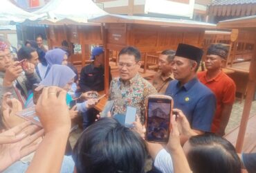 Penyaluran bantuan gerobak PKL di Rumah Promosi, Selosari Magetan, Senin (29/7/2024).