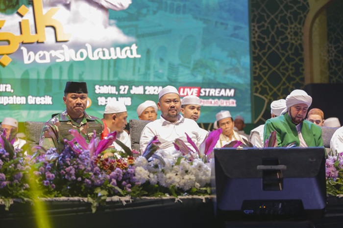 Bupati Gresik Fandi Akhmad Yani hadiri Gresik Bersholawat di Pulau Bawean menghadirkan Habib Syech Bin Abdul Qodir Assegaf.