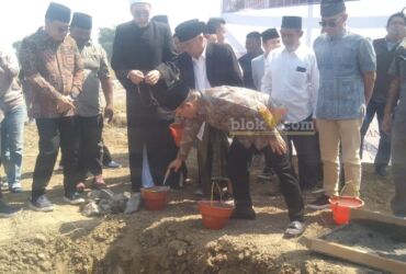 Pj Gubernur Jawa Timur bersama Kiai Asep saat peletakan batu pertama pembangunan gedung asrama, gedung perkuliahan, gedung auditorium universitas KH. Abdul Chalim.(blok-a.com/Syahrul Wijaya)