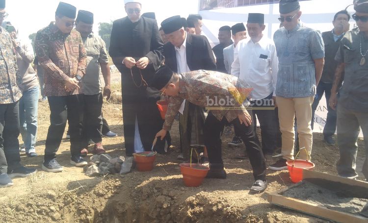Pj Gubernur Jawa Timur bersama Kiai Asep saat peletakan batu pertama pembangunan gedung asrama, gedung perkuliahan, gedung auditorium universitas KH. Abdul Chalim.(blok-a.com/Syahrul Wijaya)