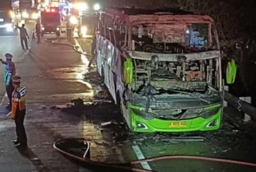 Keadaan bus gunung harta setelah api berhasil dipadamkan.(Blok-a.com/Syahrul Wijaya)