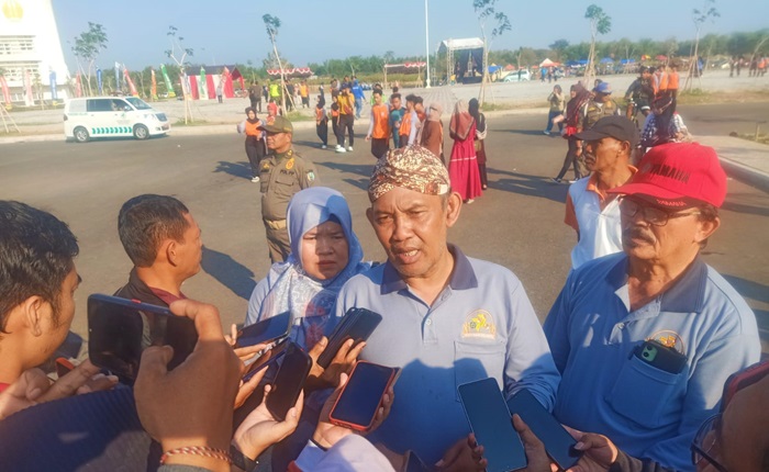 Pj Bupati Magetan Hergunadi saat mengikuti giat apel akbar dan olahraga bersama di Kampus 5 Unesa Magetan, Minggu (28/7/2024).