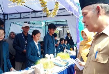Pj Bupati Magetan Hergunadi saat meninjau produk-produk inovatif mahasiswa Fapet UB