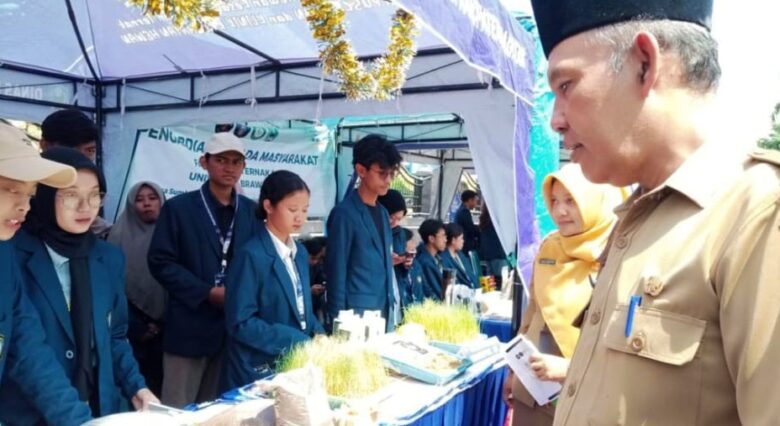 Pj Bupati Magetan Hergunadi saat meninjau produk-produk inovatif mahasiswa Fapet UB