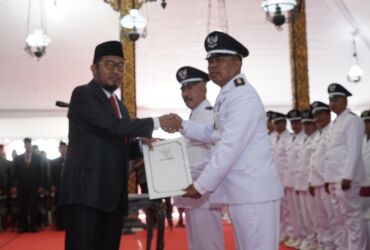 Achmad Fauzi Wongsojudo saat Pengukuhan Perpanjangan Masa Jabatan Kepala Desa, di Pendopo Agung Keraton, Kamis (27/06/2024).
