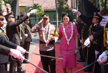 Kapolres Sampang yang baru disambut pedang pora, Jumat (19/7/2024).