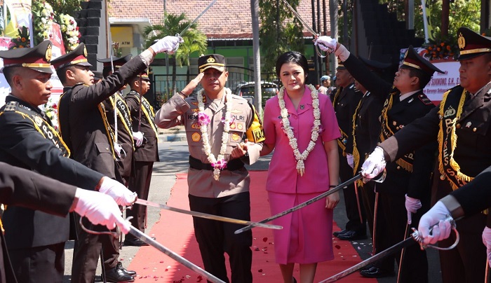 Kapolres Sampang yang baru disambut pedang pora, Jumat (19/7/2024).