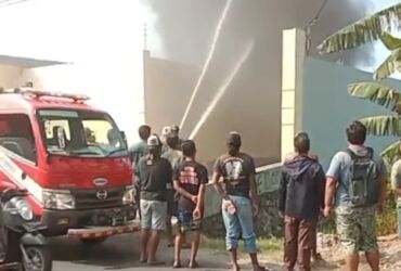 Kebakaran gudang plastik di Mojokerto.(Blok-a.com/Syahrul Wijaya)
