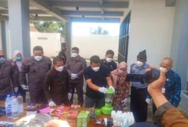 Kejari Magetan Yuwana Nursiyam dan segenap APH saat pemusnahan salah satu barang bukti.