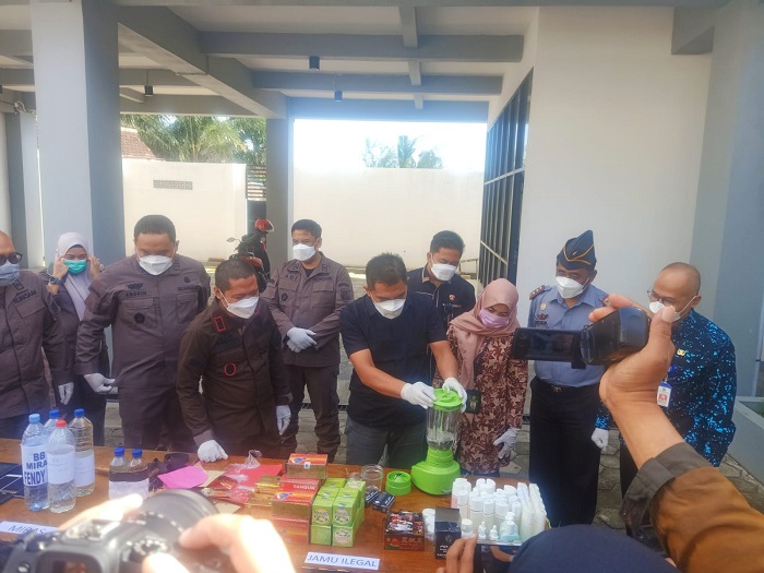 Kejari Magetan Yuwana Nursiyam dan segenap APH saat pemusnahan salah satu barang bukti.