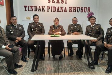 Kepala Kejaksaan Negeri Sampang bersama para Kasi.