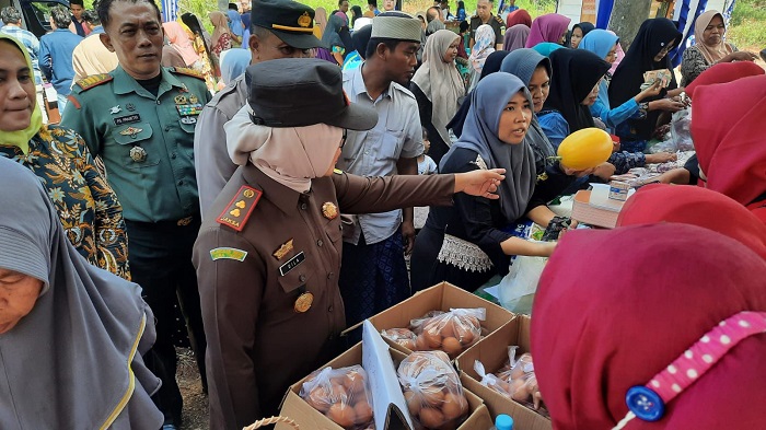 Pasar murah di Desa Rapa Daya, Kecamatan Omben, Sampang.