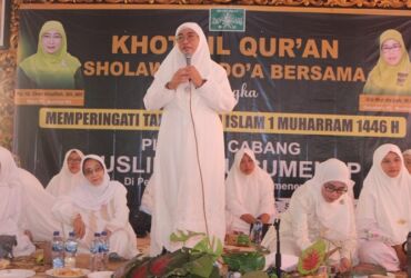 Ketua PC Muslimat NU Sumenep, Nyai Hj Dewi Khalifah dalam peringatan 1 Muharram 1446 Hijriyah di Pendopo Agung Keraton Sumenep, Minggu (07/07/2024).