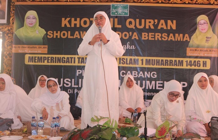 Ketua PC Muslimat NU Sumenep, Nyai Hj Dewi Khalifah dalam peringatan 1 Muharram 1446 Hijriyah di Pendopo Agung Keraton Sumenep, Minggu (07/07/2024).