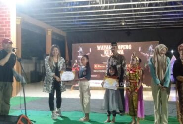 Fida Yofana, Dirut PT Berana Rajni Anta Sejahtera saat menyerahkan hadiah juara lomba peragaan busana lawas di ajang Ki Purwa Heritage Festival 2024, kerjabareng www.blok-a.com dan paguyuban pemuda Desa Jatiduwur, Kesamben, Jombang.