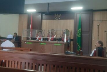 Muhammad Hafid pria pemilik kios burung di Kebomas Gresik saat menjalani persidangan. (blok-a.com/ivan)